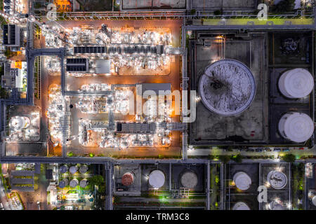 Luftaufnahme Ölraffinerie und gas Raffinerieanlage Form der Industrie Zone in der Nacht. Stockfoto