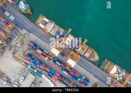 Antenne Top view Container Cargo Schiff arbeiten. Business import export Logistik und Transport von Internationalen per Schiff auf dem offenen Meer. Stockfoto