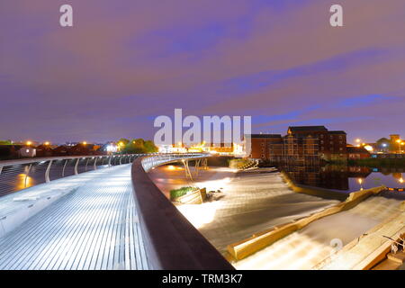 Die Millennium Bridge in Castleford, verbindet den Norden und Süden des Flusses Aire. Stockfoto