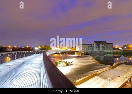 Die Millennium Bridge in Castleford, verbindet den Norden und Süden des Flusses Aire. Stockfoto