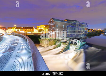 Die Millennium Bridge in Castleford, verbindet den Norden und Süden des Flusses Aire. Stockfoto