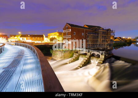 Die Millennium Bridge in Castleford, verbindet den Norden und Süden des Flusses Aire. Stockfoto