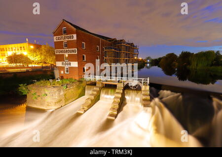 Queens Mühle in Castleford unter einer mondhellen Himmels. Stockfoto