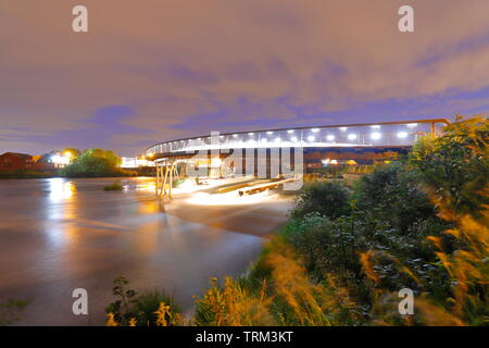 Die Millennium Bridge in Castleford, verbindet den Norden und Süden des Flusses Aire. Stockfoto