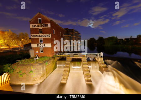 Queens Mühle in Castleford unter einer mondhellen Himmels. Stockfoto