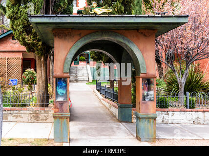 Bisbee, AZ/USA - 03-13-2019: Bisbee Bergbau Historische Museum ist mit einer gewölbten Gehweg in Bisbee, AZ angeschlossen Stockfoto