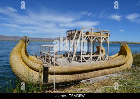 Peru, Puno und Titicacasee. Blick auf den Titicacasee und Reed Boote oder caballitos de totora. Stockfoto