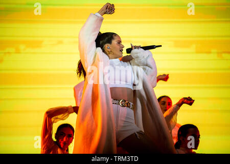 Spanische Sängerin, Rosalía (rosalía Vila Tobella), wird gesehen, die live auf der Bühne während NOS Primavera Sound Festivals 2019 in Porto, Portugal, stattfinden. Stockfoto