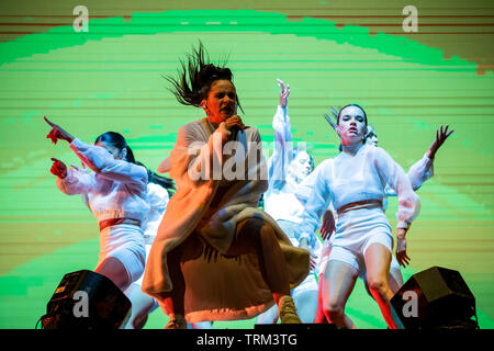 Spanische Sängerin, Rosalía (rosalía Vila Tobella), wird gesehen, die live auf der Bühne während NOS Primavera Sound Festivals 2019 in Porto, Portugal, stattfinden. Stockfoto