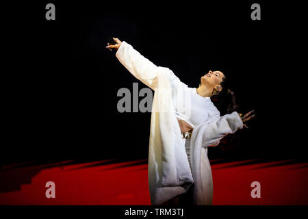 Spanische Sängerin, Rosalía (rosalía Vila Tobella), wird gesehen, die live auf der Bühne während NOS Primavera Sound Festivals 2019 in Porto, Portugal, stattfinden. Stockfoto