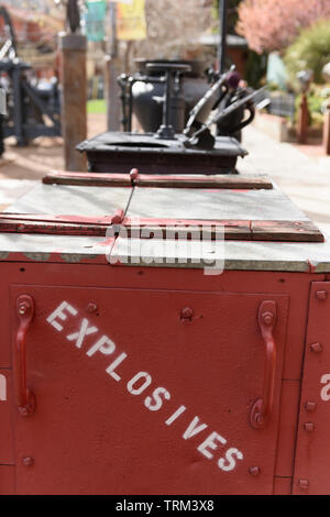 Bisbee, AZ/USA - 03-13-2019: Altmodische rote Metall Box mit der Aufschrift "Sprengstoff" in einer Anzeige von Bergbaumaschinen in Bisbee Mining Museum. Stockfoto