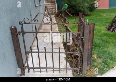 Bisbee, AZ/USA - 03-13-2019: Nahaufnahme auf dem Metall Filigrane auf einem Zaunpfahl. Stockfoto