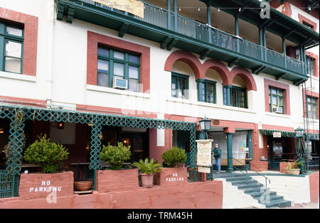 Bisbee, AZ/USA - 03-13-2019: Vorderansicht des Altmodischen Copper Queen Hotel in Bisbee, AZ Stockfoto