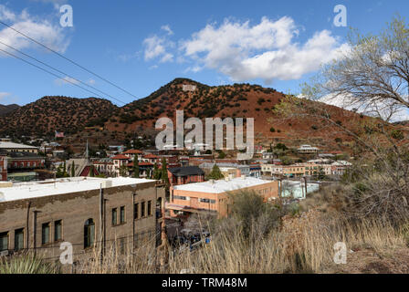 Bisbee, AZ/USA - tagsüber, die den Ausblick auf die Stadt Bizbee, AZ aus einem übersehen. Stockfoto