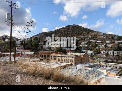 Bisbee, AZ/USA - tagsüber, die den Ausblick auf die Stadt Bizbee, AZ aus einem übersehen. Stockfoto