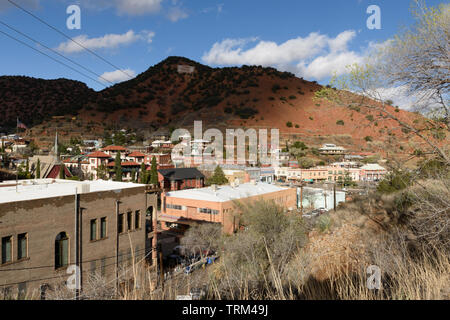 Bisbee, AZ/USA - tagsüber, die den Ausblick auf die Stadt Bizbee, AZ aus einem übersehen. Stockfoto