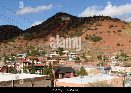 Bisbee, AZ/USA - tagsüber, die den Ausblick auf die Stadt Bizbee, AZ aus einem übersehen. Stockfoto