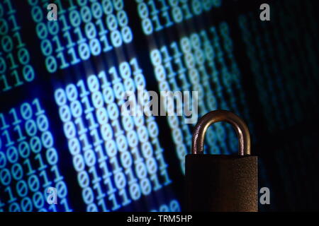 Binären Computersprache matrix verwischt werden ein Bügeleisen Vorhängeschloss. Zeichen der Computer Datenschutz verstecken. Sicherheit Computer und Internet Umfeld. Stockfoto