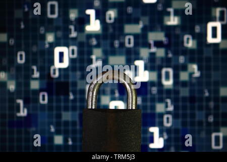 Binären Computersprache matrix verwischt werden ein Bügeleisen Vorhängeschloss. Zeichen der Computer Datenschutz verstecken. Sicherheit Computer und Internet Umfeld. Stockfoto