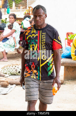 Ehrliches Porträt eines Melanesischen Mann mit einem bunten Hemd in Port Vila, Efate Island, Vanuatu, Melanesien Stockfoto