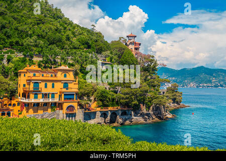 Malerische Sommerurlaub, mediterranen bunte Luxus Villen am Meer und die wunderschöne Bucht mit klarem, türkisfarbenem Wasser, Portofino, Ligurien, Italien Stockfoto