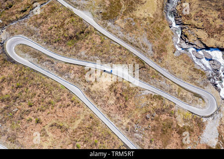 Luftaufnahme von Mountain pass Straße über das Vikafjell, zwischen Hardanger- und Sognefjord, Serpentinen über eine kurvenreiche Straße, Frühsommer, Norwegen Stockfoto