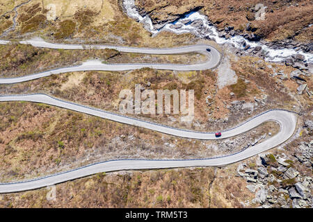 Luftaufnahme von Mountain pass Straße über das Vikafjell, zwischen Hardanger- und Sognefjord, Serpentinen über eine kurvenreiche Straße, Frühsommer, Norwegen Stockfoto