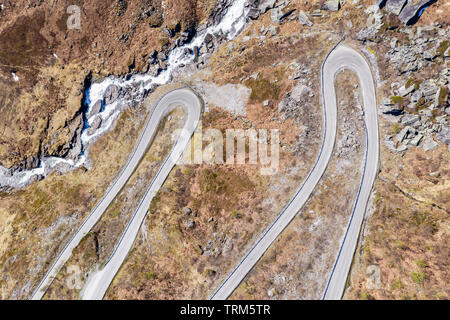 Luftaufnahme von Mountain pass Straße über das Vikafjell, zwischen Hardanger- und Sognefjord, Serpentinen über eine kurvenreiche Straße, Frühsommer, Norwegen Stockfoto