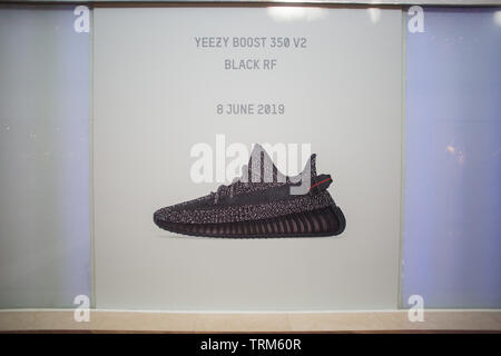 Freigabe von Adidas Yeezy Boost 350 V2 Schwarz reflektierende Schuhe, nur 20 Paare in Singapur zur Verfügung. Stockfoto