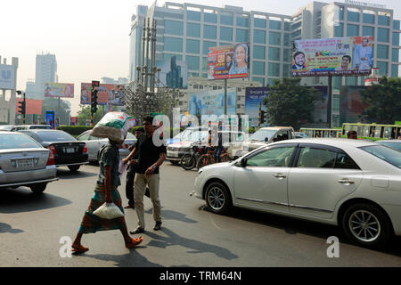 Fußgänger die Straße überqueren mit dem Schnellfahren Fahrzeuge in Dhaka, Bangladesh Stockfoto