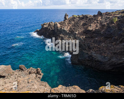 Meer, Küste und Cliff von Pantelleria, Sizilien, Italien, schöne Insel im Mittelmeer Stockfoto