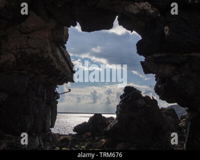 Meer, Küste und Cliff von Pantelleria, Sizilien, Italien, schöne Insel im Mittelmeer Stockfoto