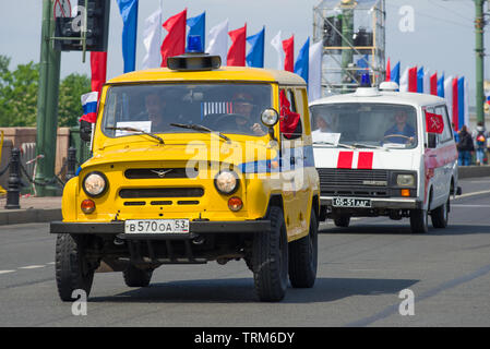 ST. PETERSBURG, Russland - 25. MAI 2019: Geländewagen UAZ -469 der Sowjetischen Miliz hautnah. Fragment der retro Transport Parade auf Stadt Tag Stockfoto