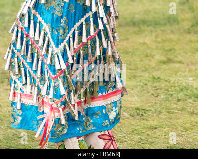 Nahaufnahme einer Frau trägt ein blaues Brokat jingle Raupe Kleid und perlen Leggings an einem Pow Wow in Montana fotografiert. Stockfoto