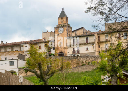 Assergi (Abruzzen, Italien) - einen kleinen charmanten mittelalterlichen Dorf von Steinmauern umgeben, in der Gemeinde L'Aquila, unter dem Gran Sasso Stockfoto