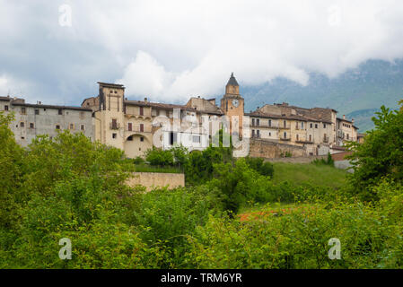 Assergi (Abruzzen, Italien) - einen kleinen charmanten mittelalterlichen Dorf von Steinmauern umgeben, in der Gemeinde L'Aquila, unter dem Gran Sasso Stockfoto