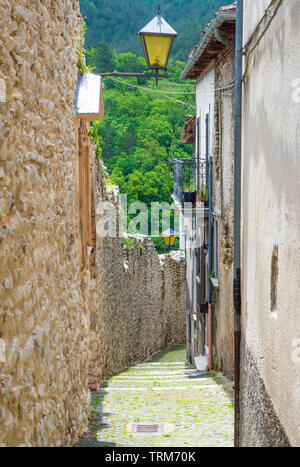 Assergi (Abruzzen, Italien) - einen kleinen charmanten mittelalterlichen Dorf von Steinmauern umgeben, in der Gemeinde L'Aquila, unter dem Gran Sasso Stockfoto