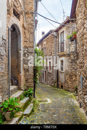 Assergi (Abruzzen, Italien) - einen kleinen charmanten mittelalterlichen Dorf von Steinmauern umgeben, in der Gemeinde L'Aquila, unter dem Gran Sasso Stockfoto