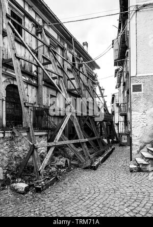 Assergi (Abruzzen, Italien) - einen kleinen charmanten mittelalterlichen Dorf von Steinmauern umgeben, in der Gemeinde L'Aquila, unter dem Gran Sasso Stockfoto