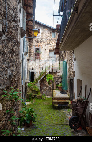 Assergi (Abruzzen, Italien) - einen kleinen charmanten mittelalterlichen Dorf von Steinmauern umgeben, in der Gemeinde L'Aquila, unter dem Gran Sasso Stockfoto