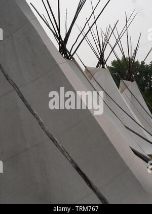 Nahaufnahme von drei Tipis gemacht mit aus weißen Leinwand über Lodge Pole Kiefern für Camping im Crow Fair benutzt. Stockfoto