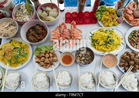 Feier der chinesischen Kultur Vorfahren und Gott mit verschiedenen Lebensmitteln, Fleisch, Desserts und Getränke Stockfoto