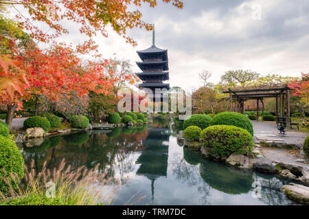 Alten Holz Pagode in Toji Tempel von der Unesco zum Weltkulturerbe im Herbst Garten in Kyoto, Japan Stockfoto