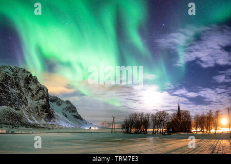 Aurora Borealis (Nordlicht) mit Sterne über christliche Kirche an Skagsanden Strand, Lofoten, Norwegen Stockfoto