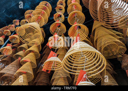 Asiatische Rundschreiben Rauchopfer hängen auf der Schiene in der chinesischen Tempel Stockfoto