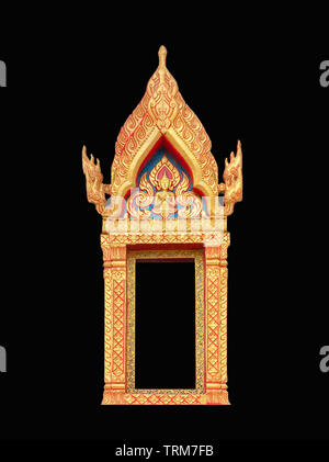 Alte goldene Fenster mit Thai Muster im Tempel, auf Hintergrund isoliert Stockfoto