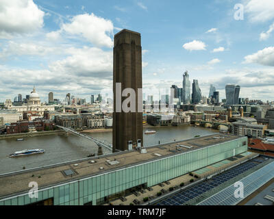 Blick vom Dach der Tate Modern über die Themse mit der St Pauls Cathedral l & The Millenium Bridge links, London, England. Stockfoto