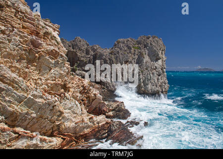 Wellen auf den Klippen an der Küste von Kreta, Griechenland brechen Stockfoto