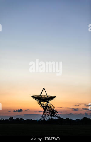 Stillgelegte Radio Sternwarte bei Sonnenuntergang in Cambridge, Großbritannien Stockfoto