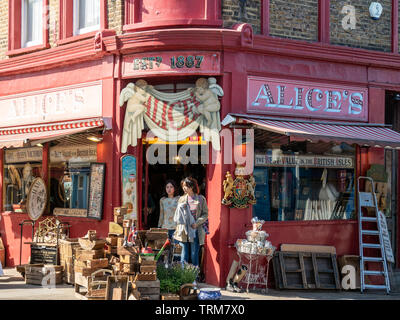 Alices Antiquitätengeschäft/Kuriositätengeschäft an der berühmten Portabello Road, Notting Hill, London. Dieser Shop war in der Filmreihe "Paddington" zu sehen. Stockfoto